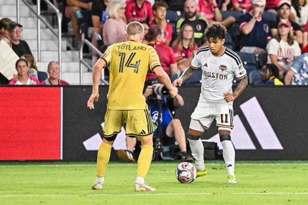 ST. LOUIS, MO - AUGUST 22: forward Lawrence Ennali (11) of the Houston Dynamo FC goes against the defense of defender Tomas Totland (14) of the St. Louis CITY SC during the MLS, Fussball Herren, USA regular season match where St. Louis CITY SC hosted the Houston Dynamo FC on Saturday August 22nd, 2026, at Energizer Park in St. Louis City, MO. (Photo by Rick Ulreich Icon Sportswire) SOCCER: AUG 22 MLS St. Louis CITY SC vs Houston Dynamo FC EDITORIAL USE ONLY Icon26082223