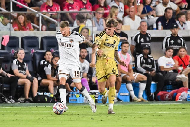 ST. LOUIS, MO - AUGUST 22: midfielder Mateusz Bogusz (19) of the Houston Dynamo FC and midfielder Conrad Wallem (6) of the St. Louis CITY SC battle for control of the ball during the MLS, Fussball Herren, USA regular season match where St. Louis CITY SC hosted the Houston Dynamo FC on Saturday August 22nd, 2026, at Energizer Park in St. Louis City, MO. (Photo by Rick Ulreich Icon Sportswire) SOCCER: AUG 22 MLS St. Louis CITY SC vs Houston Dynamo FC EDITORIAL USE ONLY Icon26082227