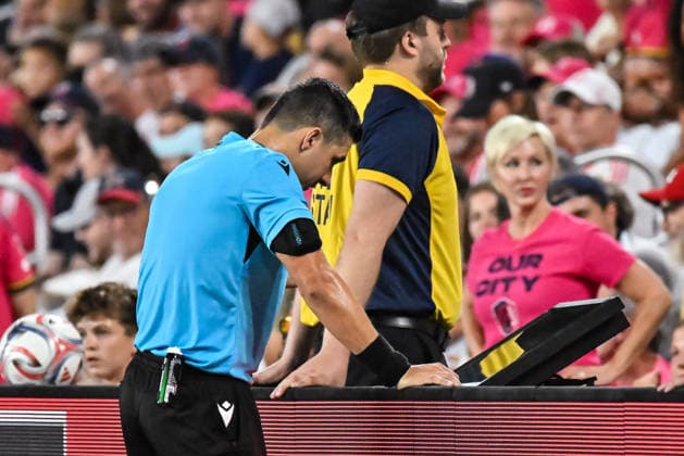 ST. LOUIS, MO - AUGUST 22: Referee Alexis Da Silva watches video replay to determine that a Houston goal should be waived off due to offsides during the MLS, Fussball Herren, USA regular season match where St. Louis CITY SC hosted the Houston Dynamo FC on Saturday August 22nd, 2026, at Energizer Park in St. Louis City, MO. (Photo by Rick Ulreich Icon Sportswire) SOCCER: AUG 22 MLS St. Louis CITY SC vs Houston Dynamo FC EDITORIAL USE ONLY Icon26082232