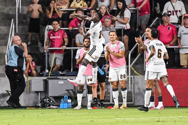 ST. LOUIS, MO - AUGUST 22: forward Ibrahim Aliyu (24) of the Houston Dynamo FC leaps in celebration after scoring a goal during the MLS, Fussball Herren, USA regular season match where St. Louis CITY SC hosted the Houston Dynamo FC on Saturday August 22nd, 2026, at Energizer Park in St. Louis City, MO. (Photo by Rick Ulreich Icon Sportswire) SOCCER: AUG 22 MLS St. Louis CITY SC vs Houston Dynamo FC EDITORIAL USE ONLY Icon26082235