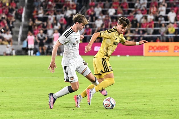 ST. LOUIS, MO - AUGUST 22: midfielder Palmer Ault (29) of the St. Louis CITY SC gets called for a foul as he catches the foot of midfielder Jack McGlynn (8) of the Houston Dynamo FC during the MLS, Fussball Herren, USA regular season match where St. Louis CITY SC hosted the Houston Dynamo FC on Saturday August 22nd, 2026, at Energizer Park in St. Louis City, MO. (Photo by Rick Ulreich Icon Sportswire) SOCCER: AUG 22 MLS St. Louis CITY SC vs Houston Dynamo FC EDITORIAL USE ONLY Icon26082237