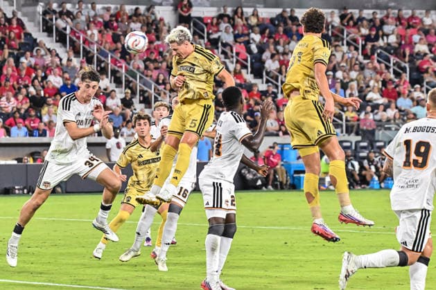 ST. LOUIS, MO - AUGUST 22: defender Lukas MacNaughton (5) of the St. Louis CITY SC leaps and heads the ball towards the goal during the MLS, Fussball Herren, USA regular season match where St. Louis CITY SC hosted the Houston Dynamo FC on Saturday August 22nd, 2026, at Energizer Park in St. Louis City, MO. (Photo by Rick Ulreich Icon Sportswire) SOCCER: AUG 22 MLS St. Louis CITY SC vs Houston Dynamo FC EDITORIAL USE ONLY Icon26082238
