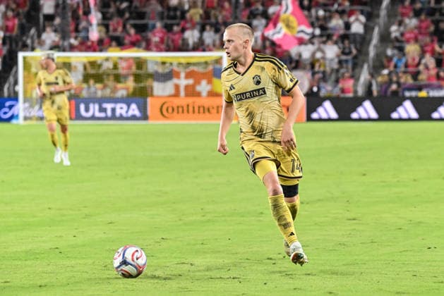 ST. LOUIS, MO - AUGUST 22: defender Tomas Totland (14) of the St. Louis CITY SC runs up field with the ball during the MLS, Fussball Herren, USA regular season match where St. Louis CITY SC hosted the Houston Dynamo FC on Saturday August 22nd, 2026, at Energizer Park in St. Louis City, MO. (Photo by Rick Ulreich Icon Sportswire) SOCCER: AUG 22 MLS St. Louis CITY SC vs Houston Dynamo FC EDITORIAL USE ONLY Icon26082239