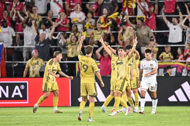 ST. LOUIS, MO - AUGUST 22: midfielder Carlo Holse (19) of the St. Louis CITY SC and teammates celebrate their victory during the MLS, Fussball Herren, USA regular season match where St. Louis CITY SC hosted the Houston Dynamo FC on Saturday August 22nd, 2026, at Energizer Park in St. Louis City, MO. (Photo by Rick Ulreich Icon Sportswire) SOCCER: AUG 22 MLS St. Louis CITY SC vs Houston Dynamo FC EDITORIAL USE ONLY Icon26082242