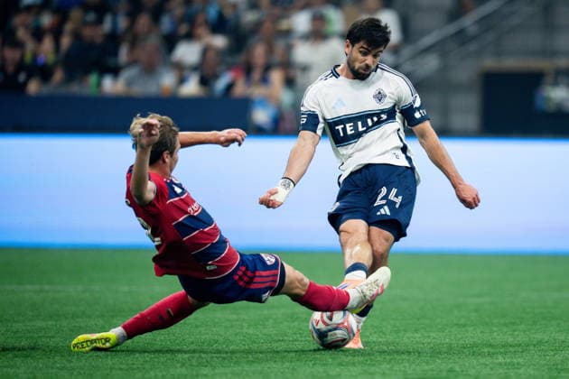 August 22, 2026, Vancouver, Bc, CANADA: Vancouver Whitecaps Brian White (24) kicks the ball as FC Dallas Nolan Norris (32) defends during the first half of an MLS, Fussball Herren, USA soccer match in Vancouver, on Saturday, August 22, 2026. Canada News - August 22, 2026  - ZUMAc35_ 20260822_zaf_c35_207 Copyright: xEthanxCairnsx