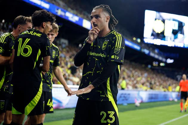 NASHVILLE, TN - AUGUST 22: Columbus Crew defender Mohamed Farsi (23) shushes the crowd as he celebrates scoring a second half goal during a match between Nashville SC and Columbus Crew, August 22, 2026, at GEODIS Park in Nashville, Tennessee. (Photo by Matthew Maxey Icon Sportswire) SOCCER: AUG 22 MLS, Fussball Herren, USA Nashville SC vs Columbus Crew EDITORIAL USE ONLY Icon26082212