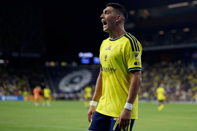 NASHVILLE, TN - AUGUST 22: Nashville SC forward Cristian Espinoza (7) yells to a side judge after not getting a foul call during a match between Nashville SC and Columbus Crew, August 22, 2026, at GEODIS Park in Nashville, Tennessee. (Photo by Matthew Maxey Icon Sportswire) SOCCER: AUG 22 MLS, Fussball Herren, USA Nashville SC vs Columbus Crew EDITORIAL USE ONLY Icon26082213