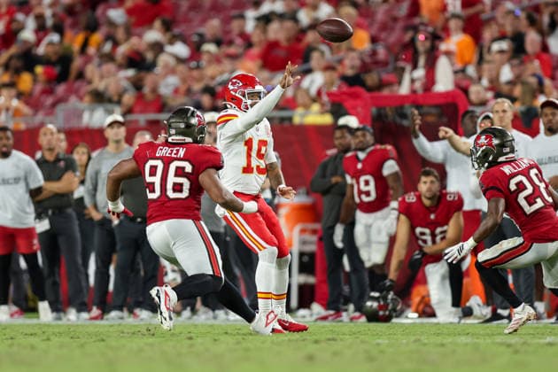 Aug 22, 2026; Tampa, Florida, USA; Kansas City Chiefs quarterback Chris Oladokun (19) tosses the ball while under pressure during an NFL, American Football Herren, USA game between the Kansas City Chiefs and Tampa Bay Buccaneers at Raymond James Stadium in Tampa, Florida. Mandatory Credit: Taylor McFee-Cal Media Tampa USA - ZUMAc04_ 20260822_zma_c04_411 Copyright: xTaylorxMcfeex