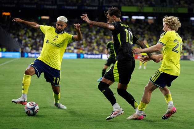 NASHVILLE, TN - AUGUST 22: Nashville SC offense Elias Saad (11) makes a move in front of Columbus Crew midfielder Brais MŽndez (10) during a match between Nashville SC and Columbus Crew, August 22, 2026, at GEODIS Park in Nashville, Tennessee. (Photo by Matthew Maxey Icon Sportswire) SOCCER: AUG 22 MLS, Fussball Herren, USA Nashville SC vs Columbus Crew EDITORIAL USE ONLY Icon26082215