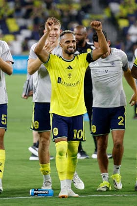 NASHVILLE, TN - AUGUST 22: Nashville SC forward Hany Mukhtar (10) raises his hands to the crowd in celebration following a 3-2 win in a match between Nashville SC and Columbus Crew, August 22, 2026, at GEODIS Park in Nashville, Tennessee. (Photo by Matthew Maxey Icon Sportswire) SOCCER: AUG 22 MLS, Fussball Herren, USA Nashville SC vs Columbus Crew EDITORIAL USE ONLY Icon26082217