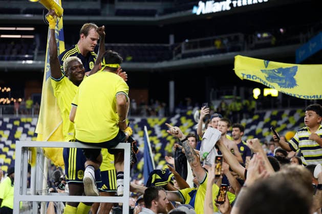 NASHVILLE, TN - AUGUST 22: Nashville SC defender Maxwell Woledzi (3) celebrates with supporters in the crowd following a 3-2 win in a match between Nashville SC and Columbus Crew, August 22, 2026, at GEODIS Park in Nashville, Tennessee. (Photo by Matthew Maxey Icon Sportswire) SOCCER: AUG 22 MLS, Fussball Herren, USA Nashville SC vs Columbus Crew EDITORIAL USE ONLY Icon26082219