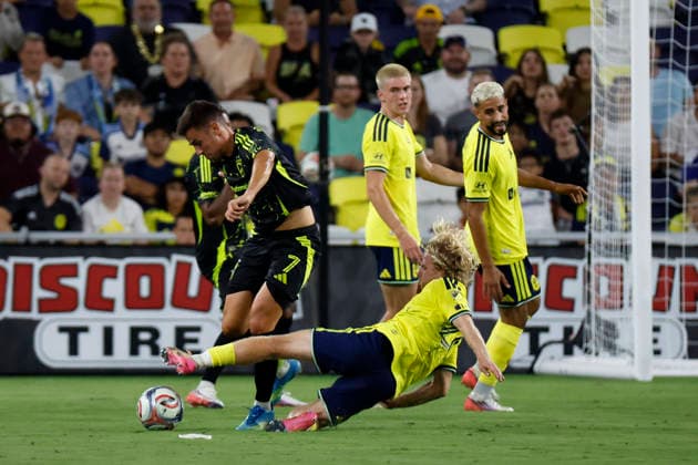 NASHVILLE, TN - AUGUST 22: Columbus Crew midfielder Dylan Chambost (7) wins a ball as Nashville SC midfielder Edvard Tagseth (20) challenges during a match between Nashville SC and Columbus Crew, August 22, 2026, at GEODIS Park in Nashville, Tennessee. (Photo by Matthew Maxey Icon Sportswire) SOCCER: AUG 22 MLS, Fussball Herren, USA Nashville SC vs Columbus Crew EDITORIAL USE ONLY Icon26082225