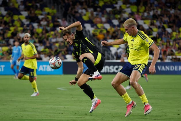 NASHVILLE, TN - AUGUST 22: Columbus Crew forward D‡niel Gazdag (8) goes up for a ball in front of Nashville SC defender Reed Baker-Whiting (27) during a match between Nashville SC and Columbus Crew, August 22, 2026, at GEODIS Park in Nashville, Tennessee. (Photo by Matthew Maxey Icon Sportswire) SOCCER: AUG 22 MLS, Fussball Herren, USA Nashville SC vs Columbus Crew EDITORIAL USE ONLY Icon26082227