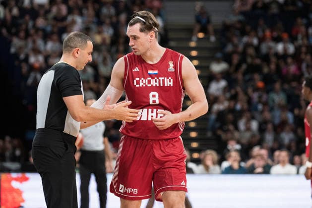 Basketball, Turkish Airlines Supercup 2026, Türkei - Kroatien, Barclays Arena (Hamburg), 22.08.2026, Finale Mario Hezonja ( 8, KROATIEN, Forward, Real Madrid) diskutiert kurz mit dem Schiedsrichter *** Basketball, 2026 Turkish Airlines Super Cup, Turkey vs. Croatia, Barclays Arena, Hamburg, August 22, 2026, Final: Mario Hezonja (8), CROATIA, forward, Real Madrid, briefly discusses something with the referee
