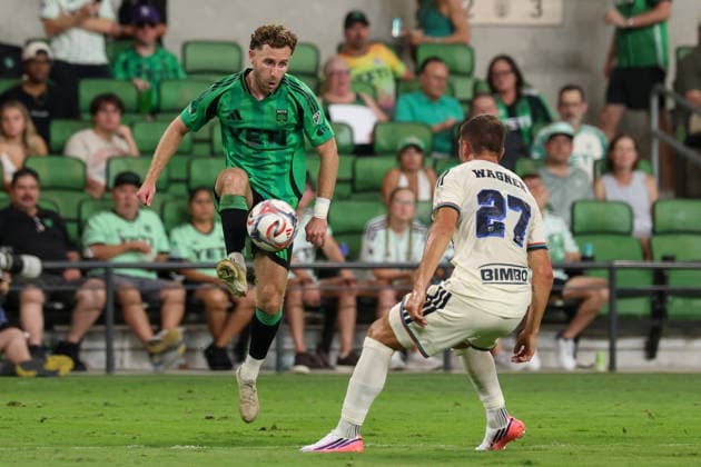 AUSTIN, TX - AUGUST 22: Defender Jon Gallagher 17 of the Austin FC controls the ball with a first touch in front of defender Kai Wagner 27 of the Philadelphia Union during the MLS, Fussball Herren, USA match between Austin FC and Philadelphia Union on August 22, 2026, at Q2 Stadium in Austin, TX. (Photo by David Buono Icon Sportswire) SOCCER: AUG 22 MLS Austin FC vs Philadelphia Union EDITORIAL USE ONLY Icon260822021