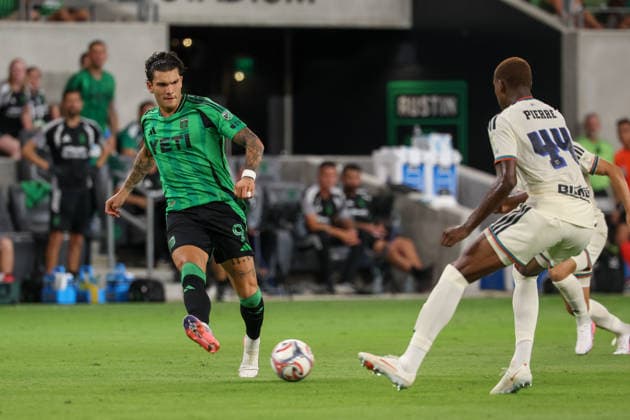 AUSTIN, TX - AUGUST 22: Forward Brandon Vazquez 9 of the Austin FC passes the ball around midfielder Jovan Lukic 4 of the Philadelphia Union during the MLS, Fussball Herren, USA match between Austin FC and Philadelphia Union on August 22, 2026, at Q2 Stadium in Austin, TX. (Photo by David Buono Icon Sportswire) SOCCER: AUG 22 MLS Austin FC vs Philadelphia Union EDITORIAL USE ONLY Icon260822022