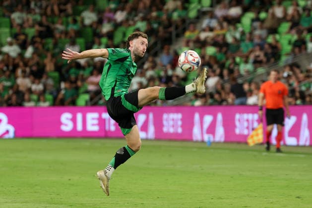 AUSTIN, TX - AUGUST 22: Defender Jon Gallagher 17 of the Austin FC controls the ball with a leaping first touch during the MLS, Fussball Herren, USA match between Austin FC and Philadelphia Union on August 22, 2026, at Q2 Stadium in Austin, TX. (Photo by David Buono Icon Sportswire) SOCCER: AUG 22 MLS Austin FC vs Philadelphia Union EDITORIAL USE ONLY Icon260822025