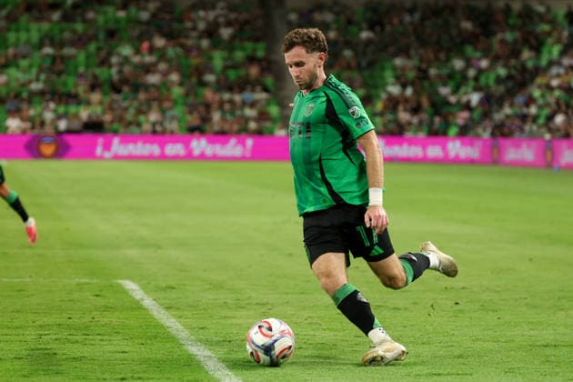 AUSTIN, TX - AUGUST 22: Defender Jon Gallagher 17 of the Austin FC readies to cross the ball during the MLS, Fussball Herren, USA match between Austin FC and Philadelphia Union on August 22, 2026, at Q2 Stadium in Austin, TX. (Photo by David Buono Icon Sportswire) SOCCER: AUG 22 MLS Austin FC vs Philadelphia Union EDITORIAL USE ONLY Icon260822026