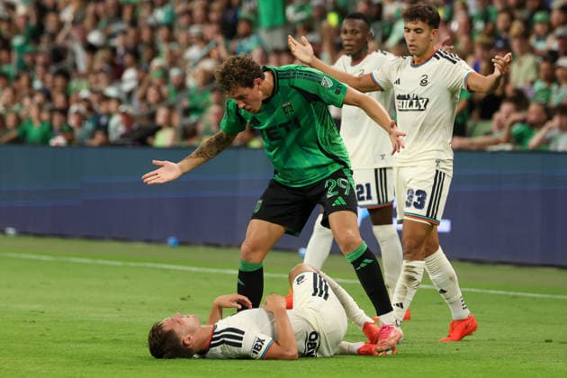 AUSTIN, TX - AUGUST 22: Defender Guilherme Biro 29 of the Austin FC stands over defender Frankie Westfield 39 of the Philadelphia Union after a hard foul during the MLS, Fussball Herren, USA match between Austin FC and Philadelphia Union on August 22, 2026, at Q2 Stadium in Austin, TX. (Photo by David Buono Icon Sportswire) SOCCER: AUG 22 MLS Austin FC vs Philadelphia Union EDITORIAL USE ONLY Icon260822027