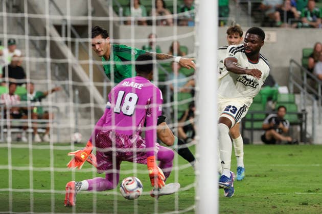 AUSTIN, TX - AUGUST 22: Forward Brandon Vazquez 9 of the Austin FC puts a shot between the legs of goalkeeper Andre Blake 18 of the Philadelphia Union during the MLS, Fussball Herren, USA match between Austin FC and Philadelphia Union on August 22, 2026, at Q2 Stadium in Austin, TX. (Photo by David Buono Icon Sportswire) SOCCER: AUG 22 MLS Austin FC vs Philadelphia Union EDITORIAL USE ONLY Icon260822031