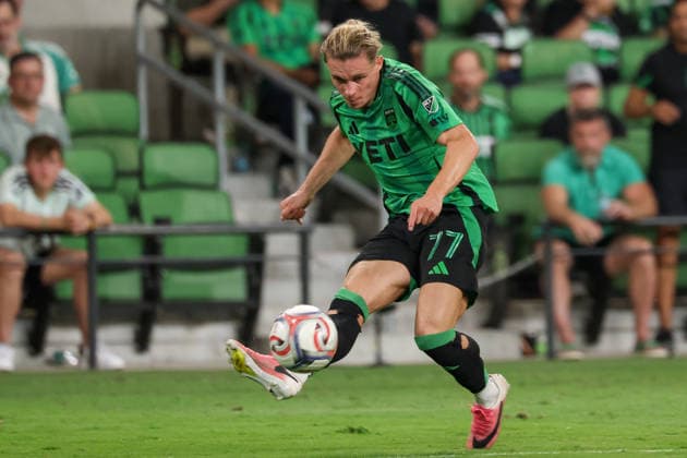 AUSTIN, TX - AUGUST 22: Midfielder Przemyslaw Placheta 77 of the Austin FC crosses the ball during the MLS, Fussball Herren, USA match between Austin FC and Philadelphia Union on August 22, 2026, at Q2 Stadium in Austin, TX. (Photo by David Buono Icon Sportswire) SOCCER: AUG 22 MLS Austin FC vs Philadelphia Union EDITORIAL USE ONLY Icon260822034