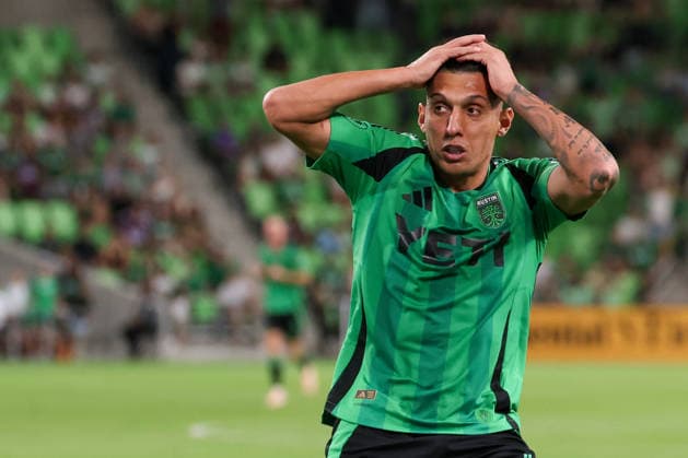 AUSTIN, TX - AUGUST 22: Forward Myrto Uzuni 10 of the Austin FC holds his hands on his head after missing a chance on goal during the MLS, Fussball Herren, USA match between Austin FC and Philadelphia Union on August 22, 2026, at Q2 Stadium in Austin, TX. (Photo by David Buono Icon Sportswire) SOCCER: AUG 22 MLS Austin FC vs Philadelphia Union EDITORIAL USE ONLY Icon260822036