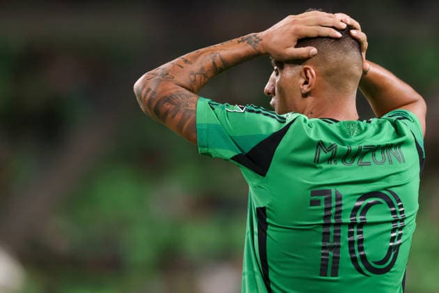 AUSTIN, TX - AUGUST 22: Forward Myrto Uzuni 10 of the Austin FC holds his hands on his head in frustration after missing a chance on goal during the MLS, Fussball Herren, USA match between Austin FC and Philadelphia Union on August 22, 2026, at Q2 Stadium in Austin, TX. (Photo by David Buono Icon Sportswire) SOCCER: AUG 22 MLS Austin FC vs Philadelphia Union EDITORIAL USE ONLY Icon260822037