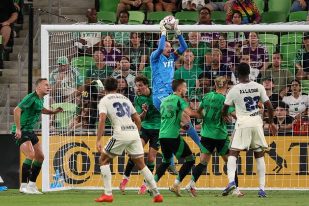 AUSTIN, TX - AUGUST 22: Goalkeeper Brad Stuver 1 of the Austin FC leaps to pull down a crossing ball during the MLS, Fussball Herren, USA match between Austin FC and Philadelphia Union on August 22, 2026, at Q2 Stadium in Austin, TX. (Photo by David Buono Icon Sportswire) SOCCER: AUG 22 MLS Austin FC vs Philadelphia Union EDITORIAL USE ONLY Icon260822038