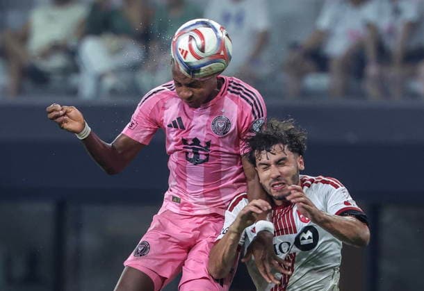 MLS, Fussball Herren, USA - Inter Miami CF vs. Toronto FC epaselect Inter Miami CF midfielder Lovend s Delinois (L) in action against Toronto FC defender Kobe Franklin (R) during the MLS soccer match between Inter Miami CF and Toronto FC at Nu Stadium in Miami, Florida, USA, 22 August 2026. MIAMI FLORIDA United States  Copyright: xCRISTOBALxHERRERA-ULASHKEVICHx