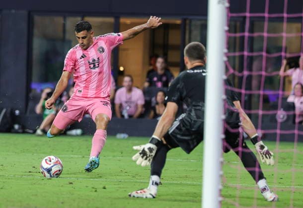MLS, Fussball Herren, USA - Inter Miami CF vs. Toronto FC epaselect Inter Miami CF forward German Berterame (L) in action against Toronto FC goalkeeper Luka Gavran (R) during the MLS soccer match between Inter Miami CF and Toronto FC at Nu Stadium in Miami, Florida, USA, 22 August 2026. MIAMI FLORIDA United States  Copyright: xCRISTOBALxHERRERA-ULASHKEVICHx