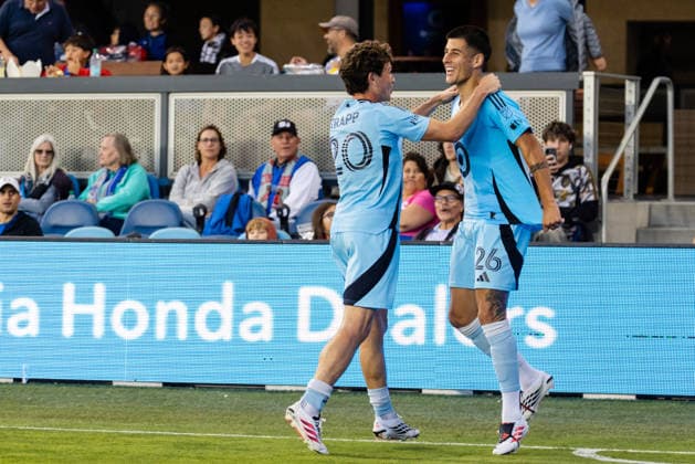 SAN JOSE, CA - AUGUST 22: Joaquin Pereyra 26 of Minnesota United FC celebrates a goal with Wil Trapp 20 in the first half of a MLS, Fussball Herren, USA match against the San Jose Earthquakes on August 22, 2026 at PayPal Park in San Jose, CA. (Photo by Matthew Huang Icon Sportswire) SOCCER: AUG 22 MLS San Jose Earthquakes vs Minnesota United FC EDITORIAL USE ONLY Icon260822134