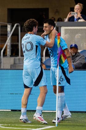 SAN JOSE, CA - AUGUST 22: Joaquin Pereyra 26 of Minnesota United FC celebrates a goal with Wil Trapp 20 in the first half of a MLS, Fussball Herren, USA match against the San Jose Earthquakes on August 22, 2026 at PayPal Park in San Jose, CA. (Photo by Matthew Huang Icon Sportswire) SOCCER: AUG 22 MLS San Jose Earthquakes vs Minnesota United FC EDITORIAL USE ONLY Icon260822135