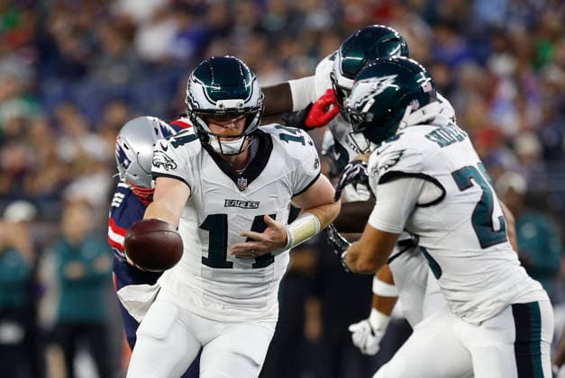 NFL, American Football Herren, USA 2026: Eagles Vs Patriots AUG 22 Aug 22, 2026; Foxborough, Massachusetts, USA; Philadelphia Eagles quarterback Andy Dalton (14) hands off to Philadelphia Eagles running back Will Shipley (28) during the NFL preseason game between Philadelphia Eagles and New England Patriots at Gillette Stadium. Mandatory Credit: M. Anthony Nesmith-Cal Media (Credit Image: Mingo Nesmith Cal Sport Media) Foxborough Massachusetts USA EDITORIAL USE ONLY Copyright: xx ZUMA-20260822_zma_c04_467.jpg MingoxNesmithx csmphotothree514158