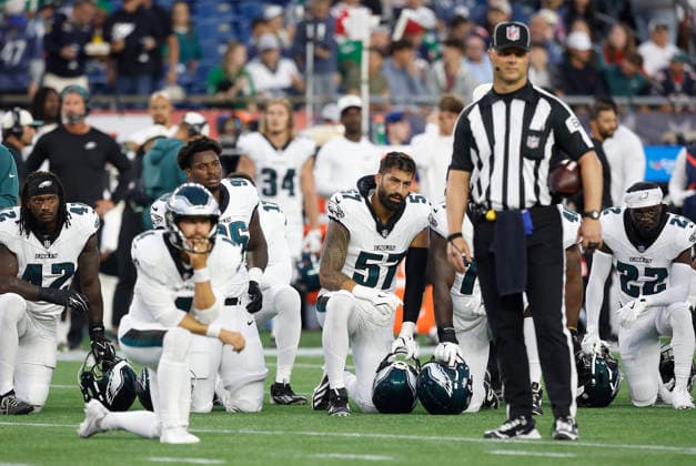 NFL, American Football Herren, USA 2026: Eagles Vs Patriots AUG 22 Aug 22, 2026; Foxborough, Massachusetts, USA; Philadelphia Eagles players look on as trainers assist injured Philadelphia Eagles running back Ja Quinden Jackson (45) during the NFL preseason game between Philadelphia Eagles and New England Patriots at Gillette Stadium. Mandatory Credit: M. Anthony Nesmith-Cal Media (Credit Image: Mingo Nesmith Cal Sport Media) Foxborough Massachusetts USA EDITORIAL USE ONLY Copyright: xx ZUMA-20260822_zma_c04_461.jpg MingoxNesmithx csmphotothree514164