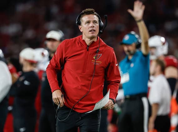 August 22, 2026, U.S.: August 22nd, 2026, Glendale, Arizona, USA: Arizona Cardinals head coach Mike LaFleur talks to the ref during an NFL, American Football Herren, USA football preseason game between the Dallas cowboys and Arizona Cardinals U.S. - ZUMAv153 20260822_zsp_v153_011 Copyright: xDavidxVeneziax