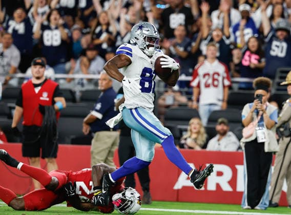 August 22, 2026, U.S.: August 22nd, 2026, Glendale, Arizona, USA: Dallas Cowboys wide receiver Jonathan Mingo (81) runs In for a touchdown while Arizona Cardinals cornerback Starling Thomas V. (24) tries to tackle him during an NFL, American Football Herren, USA football preseason game between the Dallas cowboys and Arizona Cardinals U.S. - ZUMAv153 20260822_zsp_v153_009 Copyright: xDavidxVeneziax