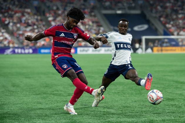 August 22, 2026, Vancouver, Bc, CANADA: FC Dallas Santiago Moreno, left, kicks the ball as Vancouver Whitecaps Cheick Sabaly defends during the second half of an MLS, Fussball Herren, USA soccer match in Vancouver, on Saturday, August 22, 2026. Canada News - August 22, 2026  - ZUMAc35_ 20260822_zaf_c35_227 Copyright: xEthanxCairnsx