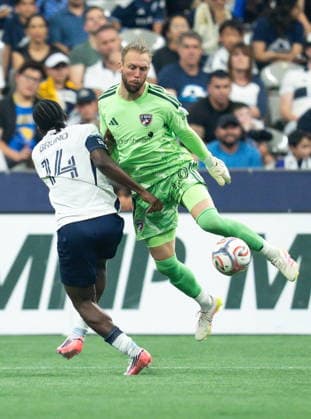 August 22, 2026, Vancouver, Bc, CANADA: Vancouver Whitecaps Bruno Caicedo (14) and FC Dallas goalkeeper Jonathan Sirois (40) collide during the second half of an MLS, Fussball Herren, USA soccer match in Vancouver, on Saturday, August 22, 2026. Canada News - August 22, 2026  - ZUMAc35_ 20260822_zaf_c35_228 Copyright: xEthanxCairnsx