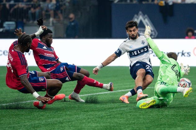 August 22, 2026, Vancouver, Bc, CANADA: Vancouver Whitecaps Brian White (24) scores on FC Dallas goalkeeper Jonathan Sirois (40) as FC Dallas Sebastien Ibeagha, left, and Lalas Abubakar (5) defend during the first half of an MLS, Fussball Herren, USA match in Vancouver, on Saturday, August 22, 2026. Canada News - August 22, 2026  - ZUMAc35_ 20260822_zaf_c35_231 Copyright: xEthanxCairnsx