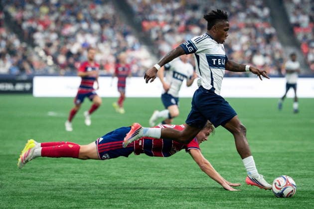 August 22, 2026, Vancouver, Bc, CANADA: Vancouver Whitecaps Edier Ocampo, right runs with the ball as FC Dallas Nolan Norris dives during the first half of an MLS, Fussball Herren, USA match in Vancouver, on Saturday, August 22, 2026. Canada News - August 22, 2026  - ZUMAc35_ 20260822_zaf_c35_233 Copyright: xEthanxCairnsx
