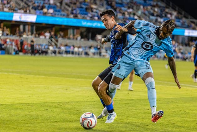 SAN JOSE, CA - AUGUST 22: Nick Fernandez 20 of the San Jose Earthquakes and Kyle Duncan 3 of Minnesota United FC battle for the ball during a MLS, Fussball Herren, USA match on August 22, 2026 at PayPal Park in San Jose, CA. (Photo by Matthew Huang Icon Sportswire) SOCCER: AUG 22 MLS San Jose Earthquakes vs Minnesota United FC EDITORIAL USE ONLY Icon260822024