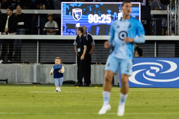 SAN JOSE, CA - AUGUST 22: A child walks onto the field during a MLS, Fussball Herren, USA match between the San Jose Earthquakes and Minnesota United FC on August 22, 2026 at PayPal Park in San Jose, CA. (Photo by Matthew Huang Icon Sportswire) SOCCER: AUG 22 MLS San Jose Earthquakes vs Minnesota United FC EDITORIAL USE ONLY Icon260822028