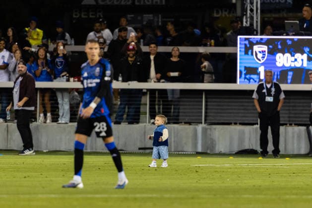 SAN JOSE, CA - AUGUST 22: A child walks onto the field during a MLS, Fussball Herren, USA match between the San Jose Earthquakes and Minnesota United FC on August 22, 2026 at PayPal Park in San Jose, CA. (Photo by Matthew Huang Icon Sportswire) SOCCER: AUG 22 MLS San Jose Earthquakes vs Minnesota United FC EDITORIAL USE ONLY Icon260822029