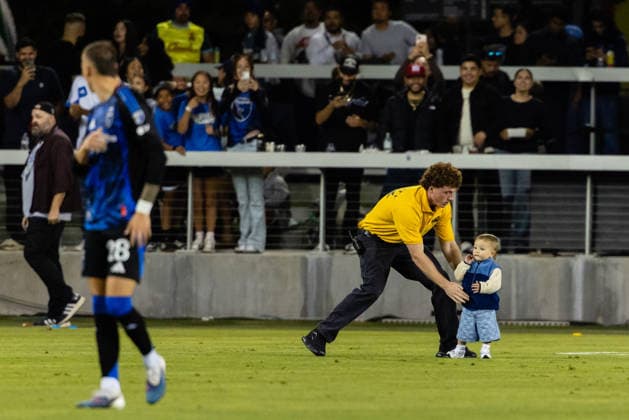 SAN JOSE, CA - AUGUST 22: A security member grabs a child who walked onto the field during a MLS, Fussball Herren, USA match between the San Jose Earthquakes and Minnesota United FC on August 22, 2026 at PayPal Park in San Jose, CA. (Photo by Matthew Huang Icon Sportswire) SOCCER: AUG 22 MLS San Jose Earthquakes vs Minnesota United FC EDITORIAL USE ONLY Icon260822030