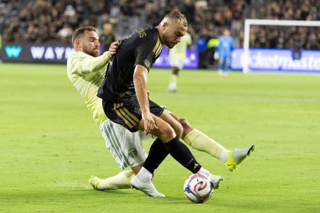 August 22, 2026, Los Angeles, California, USA: Los Angeles FC defender Ryan Porteous (5) and Portland Timbers forward Vincent Janssen (14) vie for the ball during a MLS, Fussball Herren, USA soccer game at BMO Stadium on Saturday, Aug. 22, 2026 in Los Angeles. Los Angeles USA - ZUMAc68_ 20260822_zaf_c68_183 Copyright: xRingoxChiux