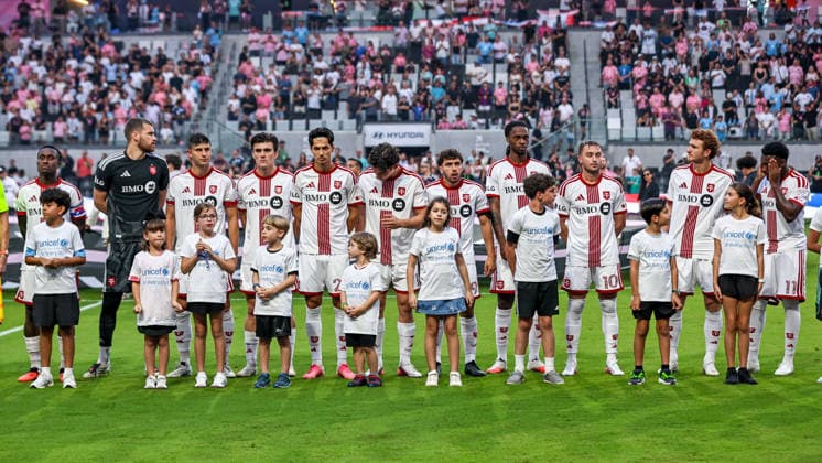 MIAMI, FL - AUGUST 22: Toronto FC players line up for the National Anthem™s prior to a MLS, Fussball Herren, USA match between Toronto FC and Inter Miami CF on August 22,2026 at NU Stadium, Miami, Fla.(Photo by Chris Arjoon Icon Sportswire) SOCCER: AUG 22 MLS Inter Miami CF vs Toronto FC EDITORIAL USE ONLY Icon2608220000013