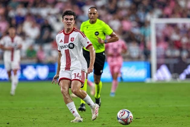 MIAMI, FL - AUGUST 22: Alonso Coello (14) of the Toronto FC passes a ball during the MLS, Fussball Herren, USA match between Toronto FC and Inter Miami CF on August 22,2026 at NU Stadium, Miami, Fla.(Photo by Chris Arjoon Icon Sportswire) SOCCER: AUG 22 MLS Inter Miami CF vs Toronto FC EDITORIAL USE ONLY Icon2608220000015