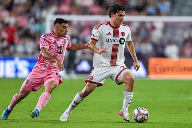 MIAMI, FL - AUGUST 22: Markus Cimermancic (71) of the Toronto FC and German Berterame (19) of Inter Miami CF battle for a ball during the MLS, Fussball Herren, USA match between Toronto FC and Inter Miami CF on August 22,2026 at NU Stadium, Miami, Fla.(Photo by Chris Arjoon Icon Sportswire) SOCCER: AUG 22 MLS Inter Miami CF vs Toronto FC EDITORIAL USE ONLY Icon2608220000016