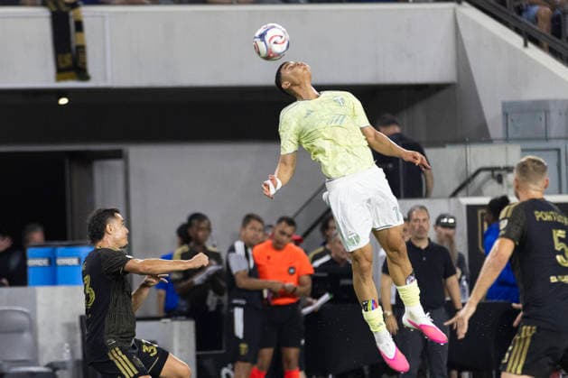 August 22, 2026, Los Angeles, California, USA: Portland Timbers forward Kevin Kelsy (19) heads the ball against Los Angeles FC defender Aaron Long (33) during a MLS, Fussball Herren, USA soccer game at BMO Stadium on Saturday, Aug. 22, 2026 in Los Angeles. Los Angeles USA - ZUMAc68_ 20260822_zaf_c68_173 Copyright: xRingoxChiux