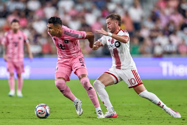 MIAMI, FL - AUGUST 22: Casimiro (5) of Inter Miami CF and Djordje Mihailovic (10) of the Toronto FC battle for a ball during the MLS, Fussball Herren, USA match between Toronto FC and Inter Miami CF on August 22,2026 at NU Stadium, Miami, Fla.(Photo by Chris Arjoon Icon Sportswire) SOCCER: AUG 22 MLS Inter Miami CF vs Toronto FC EDITORIAL USE ONLY Icon2608220000017